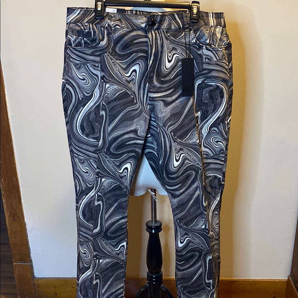 Chic Denim Swirl Pattern Jeans in Black and Gray